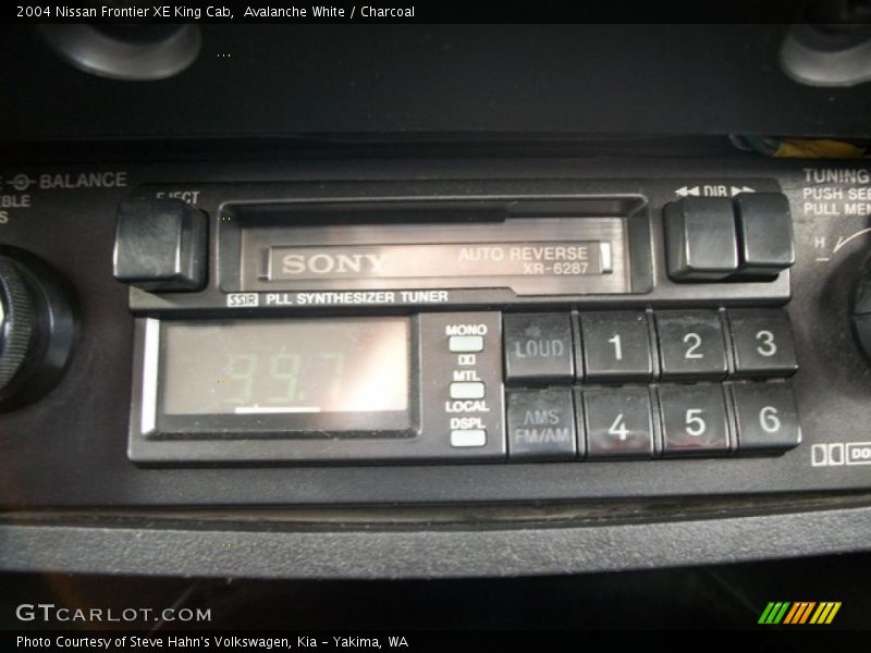 Avalanche White / Charcoal 2004 Nissan Frontier XE King Cab