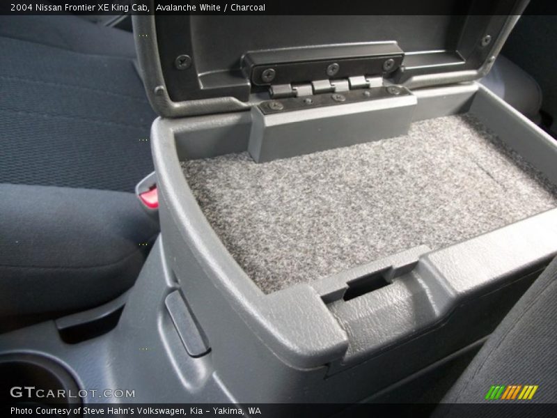 Avalanche White / Charcoal 2004 Nissan Frontier XE King Cab