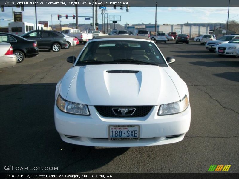 Crystal White / Medium Parchment 2000 Ford Mustang V6 Convertible