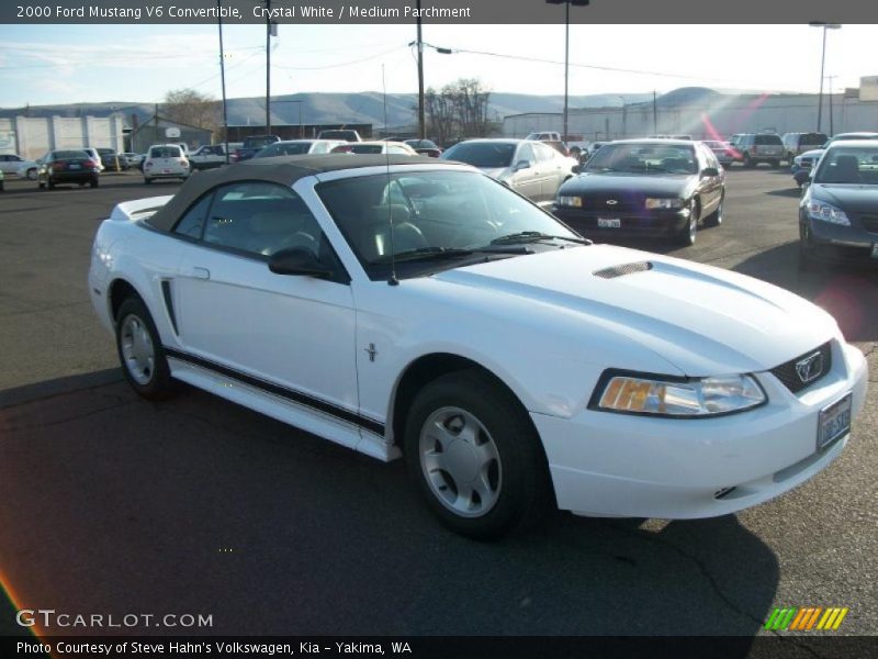 Crystal White / Medium Parchment 2000 Ford Mustang V6 Convertible