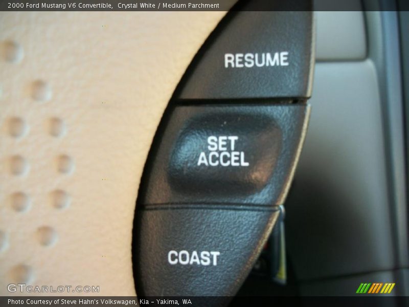 Crystal White / Medium Parchment 2000 Ford Mustang V6 Convertible