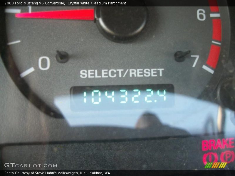 Crystal White / Medium Parchment 2000 Ford Mustang V6 Convertible