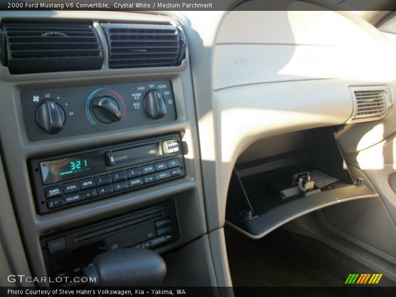 Crystal White / Medium Parchment 2000 Ford Mustang V6 Convertible