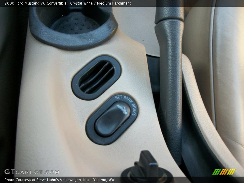 Crystal White / Medium Parchment 2000 Ford Mustang V6 Convertible