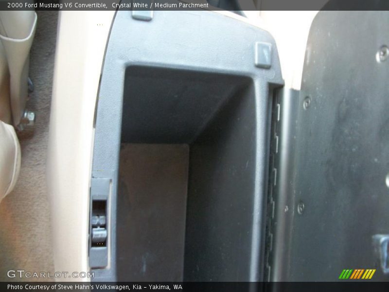 Crystal White / Medium Parchment 2000 Ford Mustang V6 Convertible