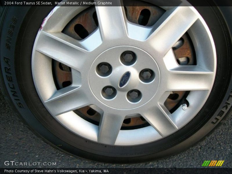 Merlot Metallic / Medium Graphite 2004 Ford Taurus SE Sedan