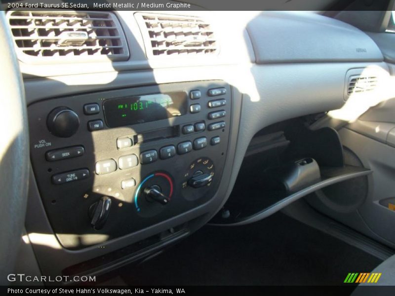 Merlot Metallic / Medium Graphite 2004 Ford Taurus SE Sedan