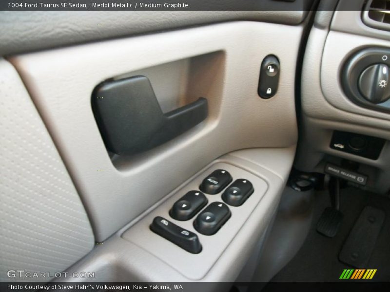 Merlot Metallic / Medium Graphite 2004 Ford Taurus SE Sedan