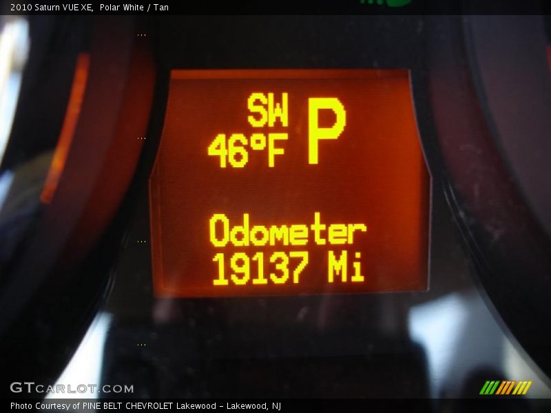 Polar White / Tan 2010 Saturn VUE XE