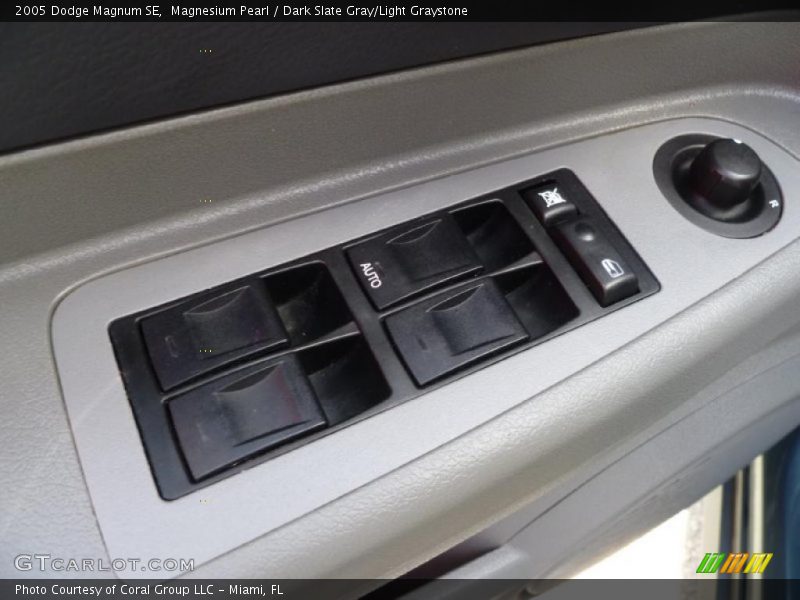 Magnesium Pearl / Dark Slate Gray/Light Graystone 2005 Dodge Magnum SE