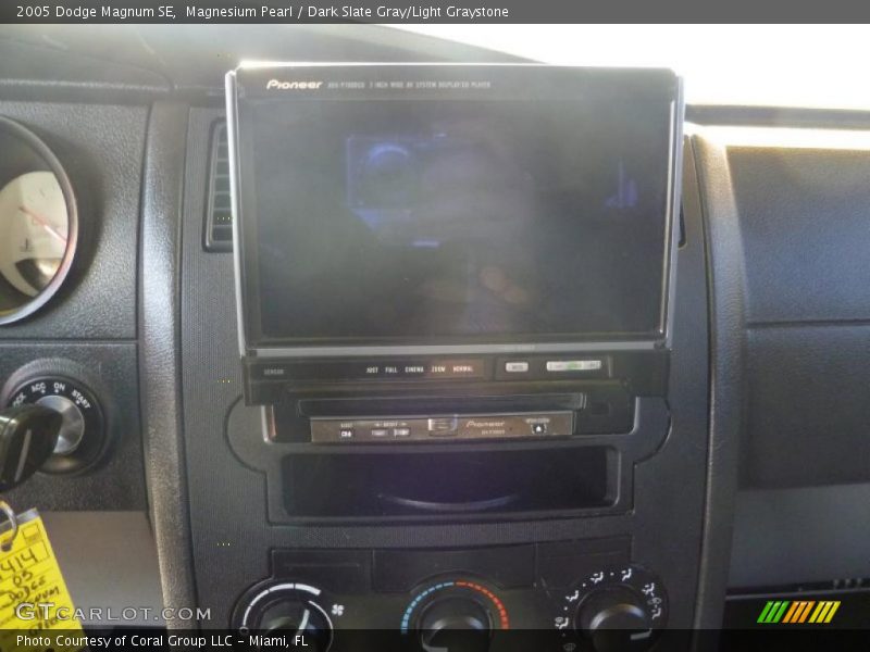 Magnesium Pearl / Dark Slate Gray/Light Graystone 2005 Dodge Magnum SE