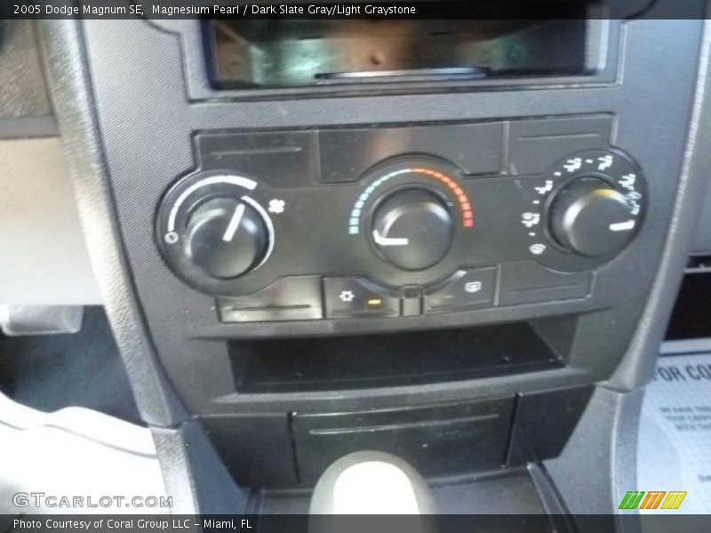 Magnesium Pearl / Dark Slate Gray/Light Graystone 2005 Dodge Magnum SE