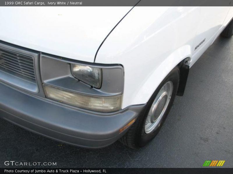 Ivory White / Neutral 1999 GMC Safari Cargo