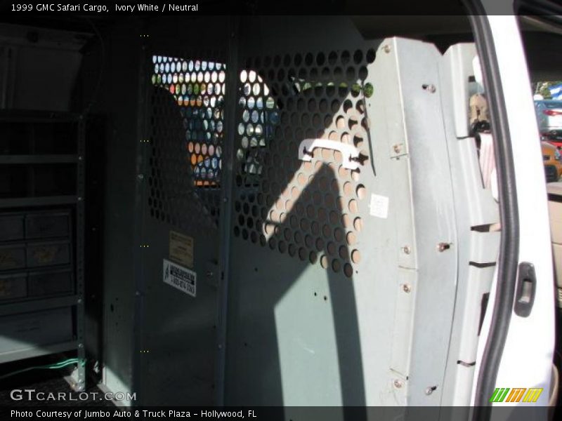 Ivory White / Neutral 1999 GMC Safari Cargo