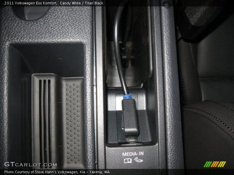 Candy White / Titan Black 2011 Volkswagen Eos Komfort