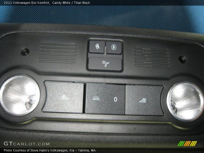 Candy White / Titan Black 2011 Volkswagen Eos Komfort