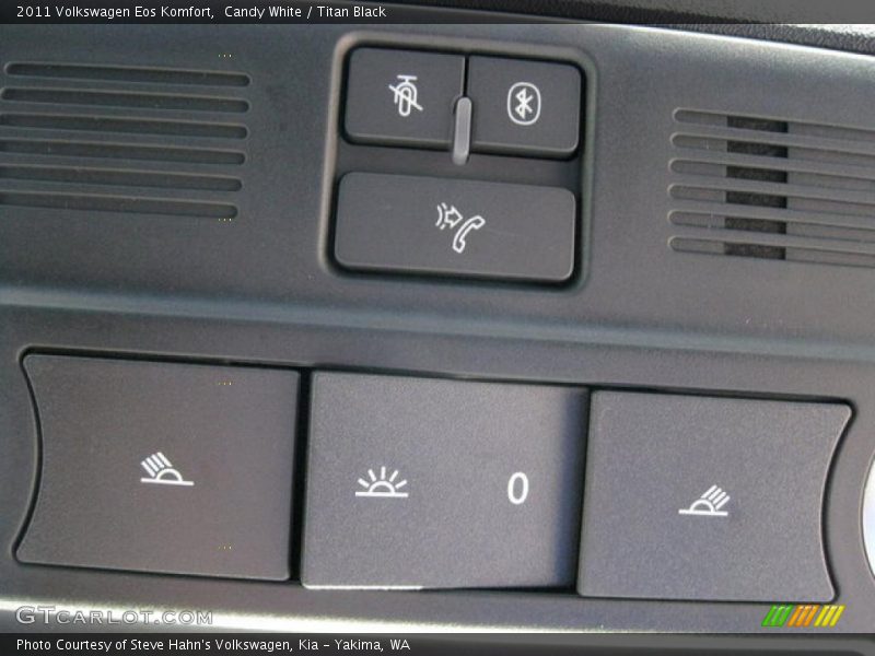 Candy White / Titan Black 2011 Volkswagen Eos Komfort