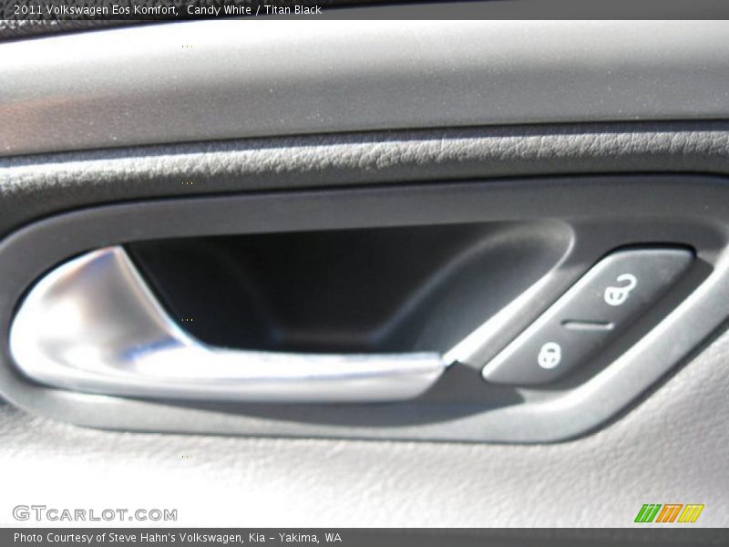 Candy White / Titan Black 2011 Volkswagen Eos Komfort