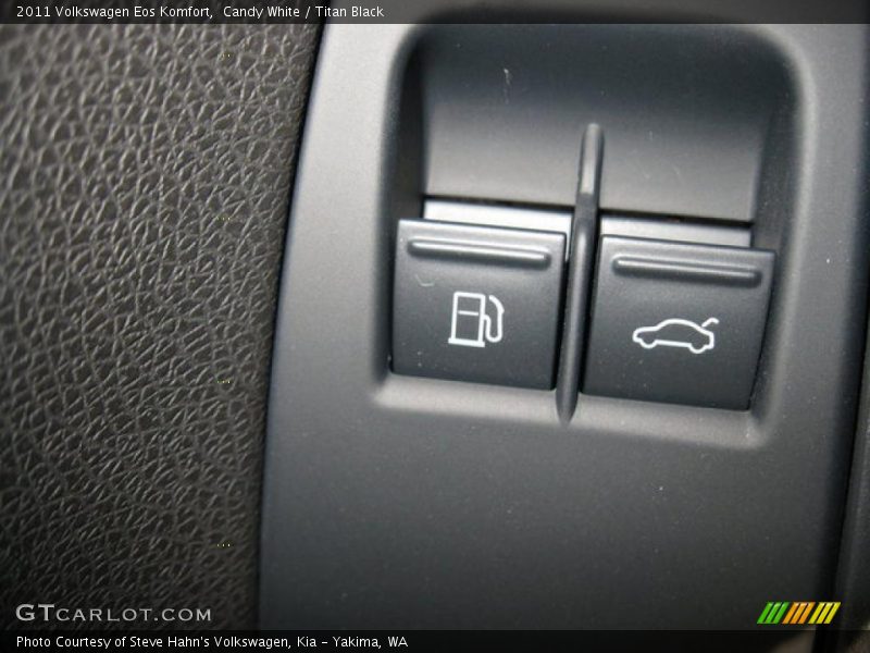 Candy White / Titan Black 2011 Volkswagen Eos Komfort