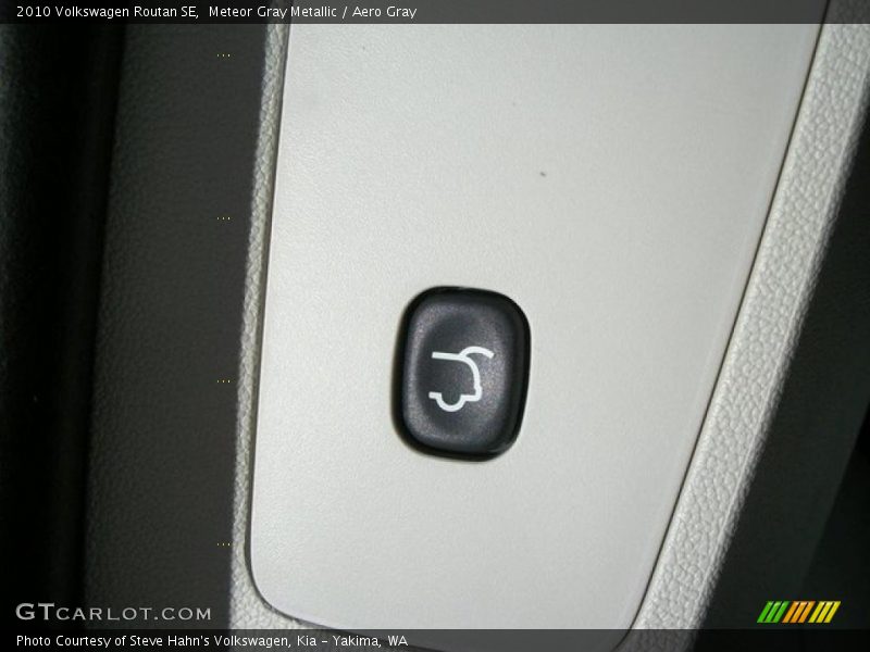 Meteor Gray Metallic / Aero Gray 2010 Volkswagen Routan SE