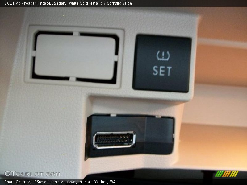White Gold Metallic / Cornsilk Beige 2011 Volkswagen Jetta SEL Sedan