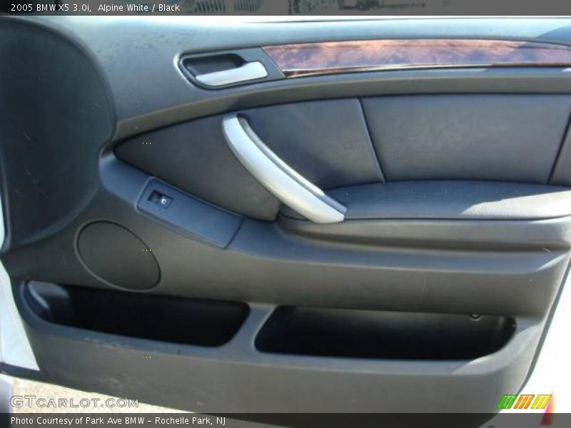 Alpine White / Black 2005 BMW X5 3.0i
