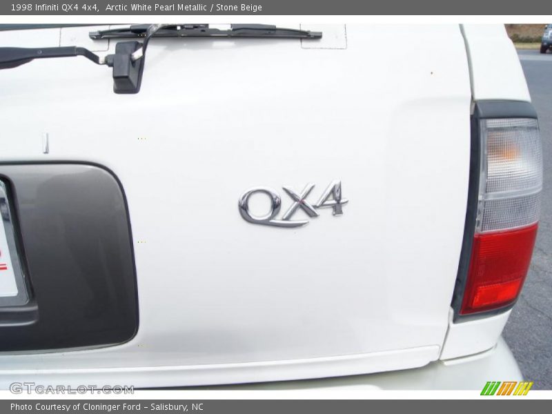 Arctic White Pearl Metallic / Stone Beige 1998 Infiniti QX4 4x4