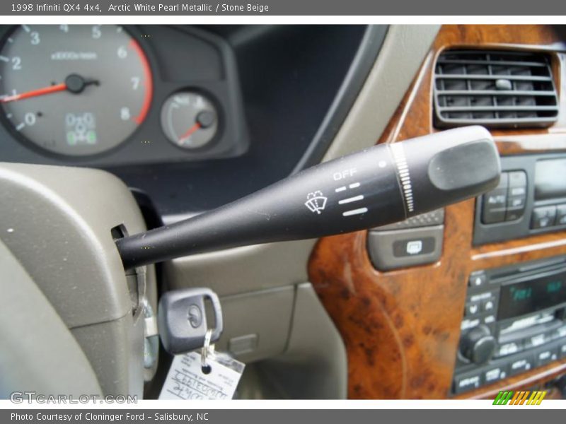 Arctic White Pearl Metallic / Stone Beige 1998 Infiniti QX4 4x4