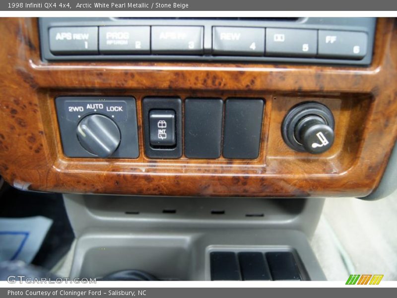 Arctic White Pearl Metallic / Stone Beige 1998 Infiniti QX4 4x4