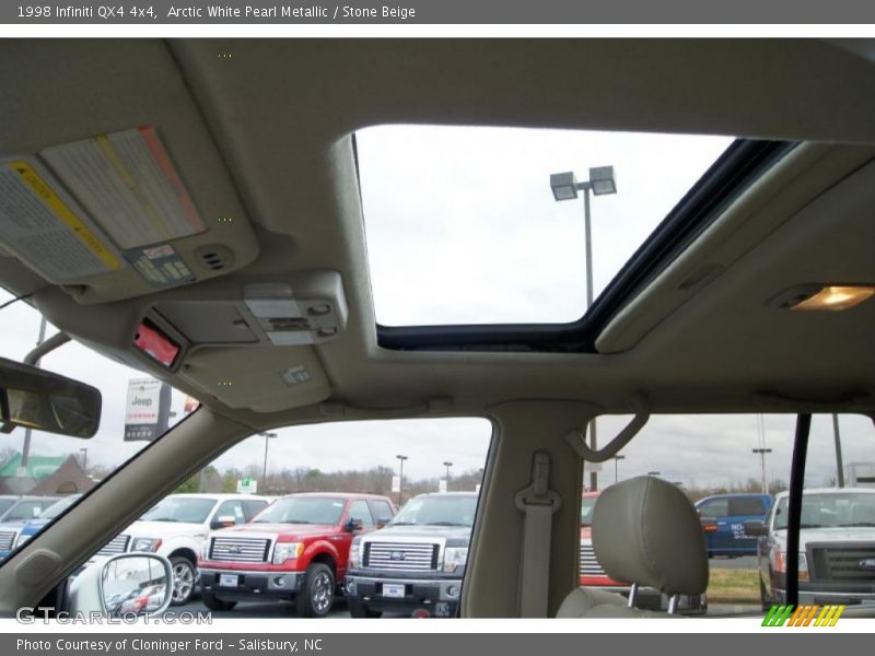 Arctic White Pearl Metallic / Stone Beige 1998 Infiniti QX4 4x4