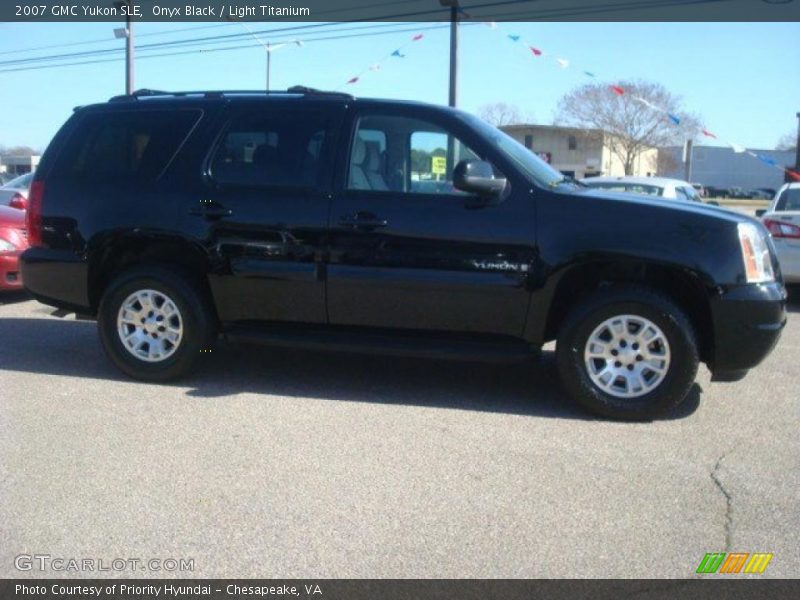 Onyx Black / Light Titanium 2007 GMC Yukon SLE