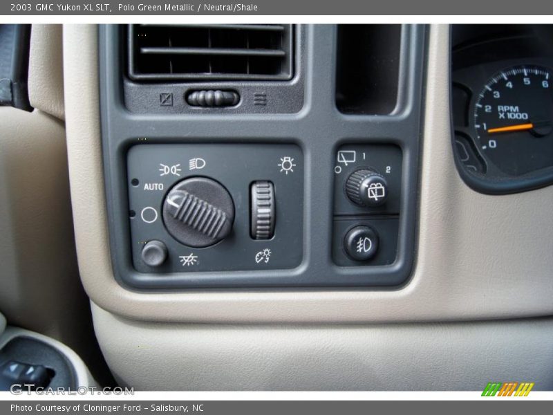 Controls of 2003 Yukon XL SLT