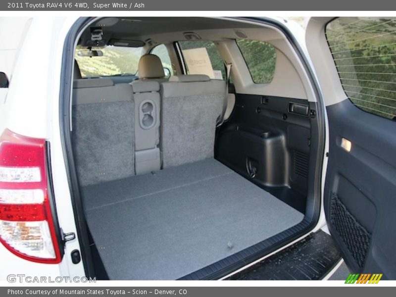  2011 RAV4 V6 4WD Trunk