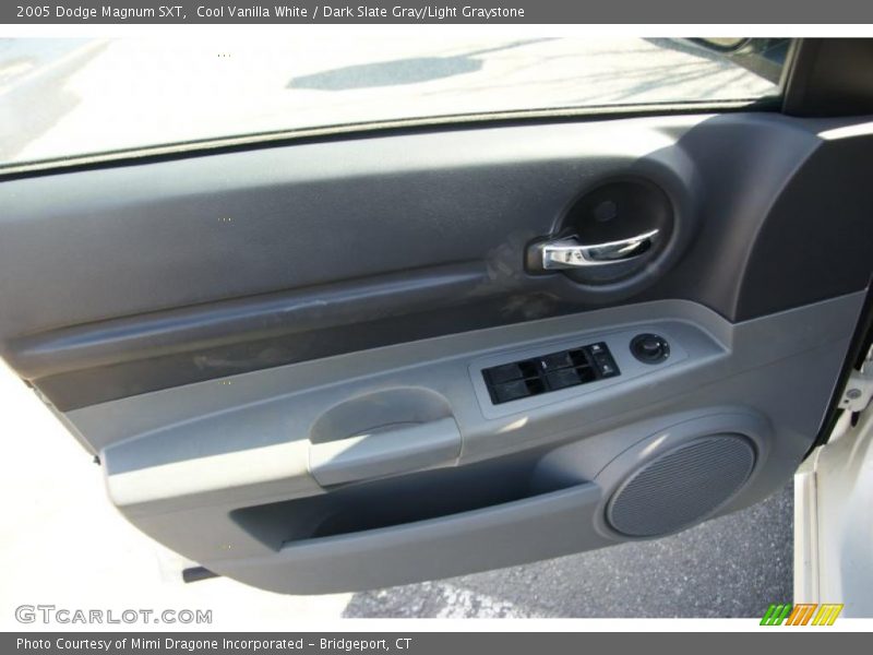 Cool Vanilla White / Dark Slate Gray/Light Graystone 2005 Dodge Magnum SXT