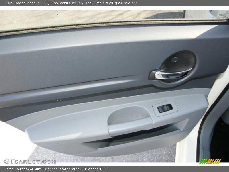 Cool Vanilla White / Dark Slate Gray/Light Graystone 2005 Dodge Magnum SXT