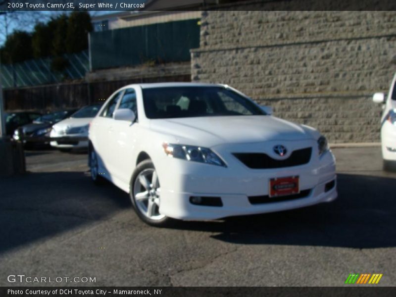 Super White / Charcoal 2009 Toyota Camry SE