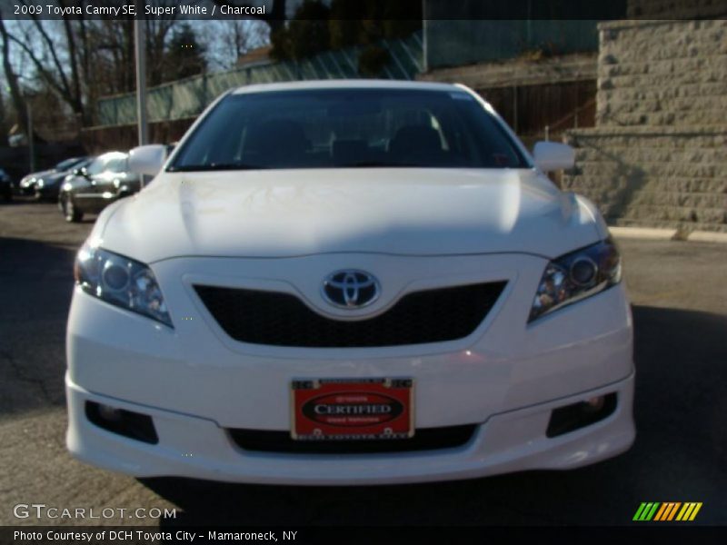 Super White / Charcoal 2009 Toyota Camry SE
