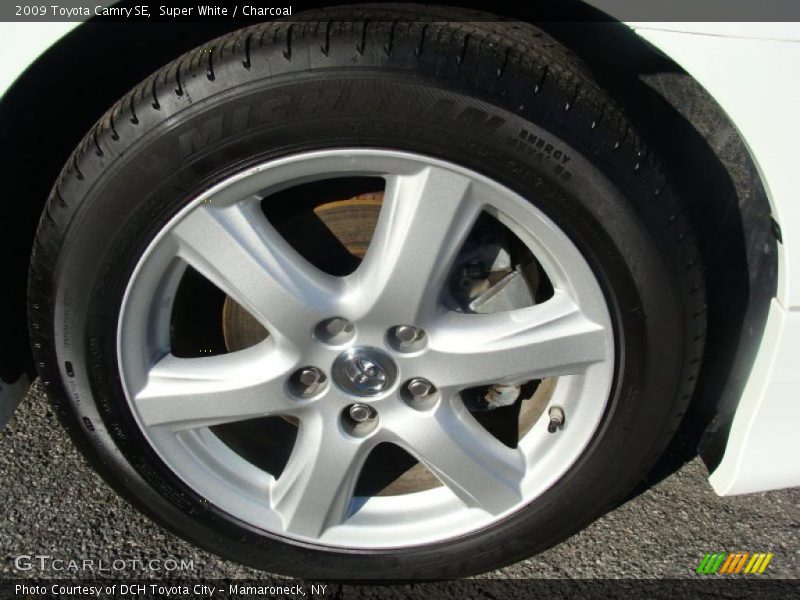 Super White / Charcoal 2009 Toyota Camry SE