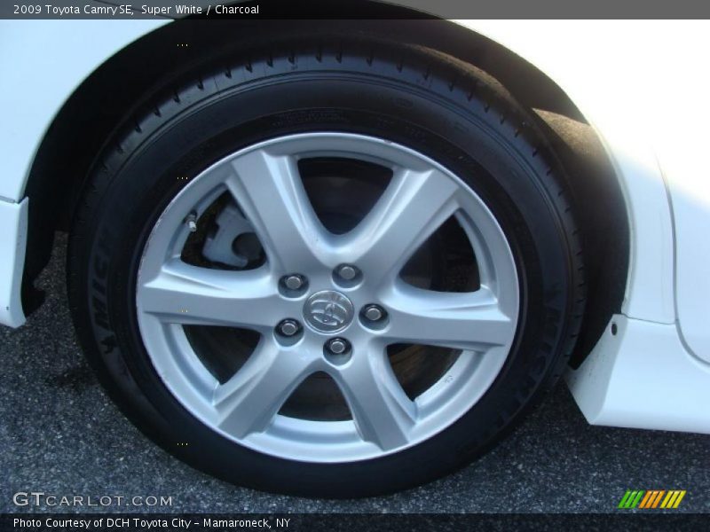 Super White / Charcoal 2009 Toyota Camry SE