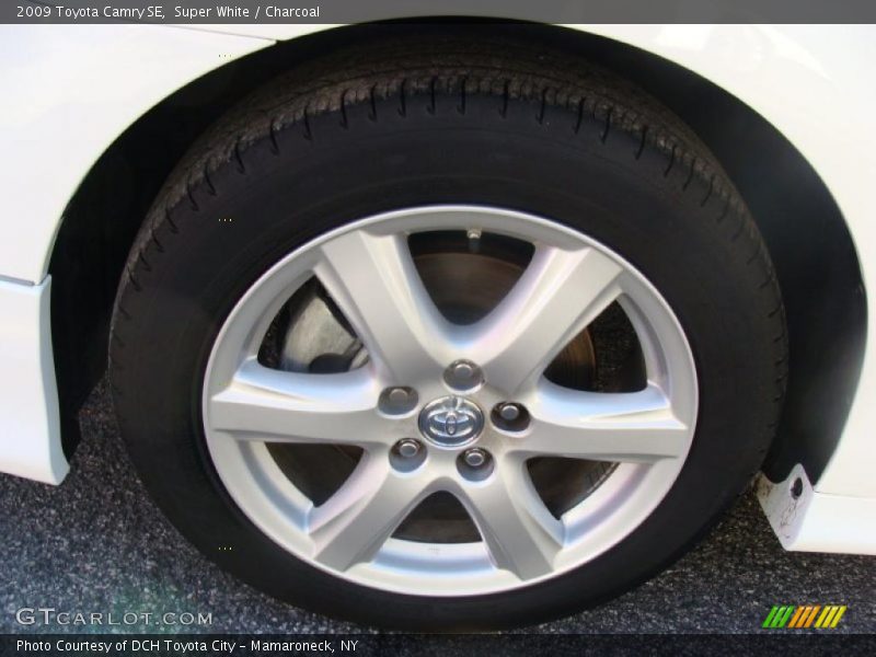 Super White / Charcoal 2009 Toyota Camry SE