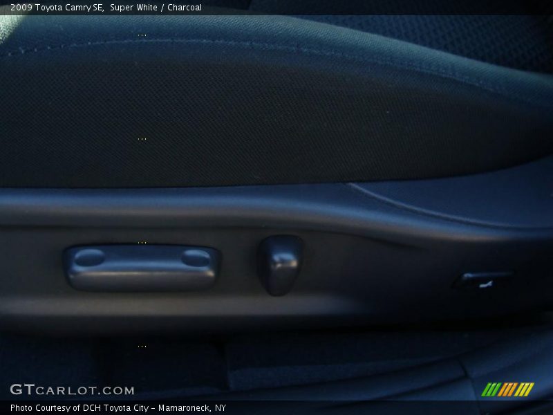 Super White / Charcoal 2009 Toyota Camry SE