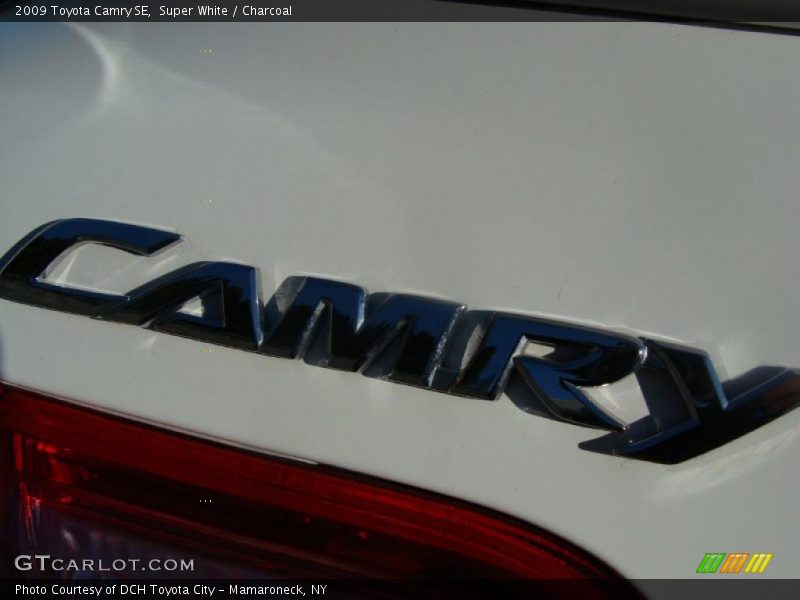 Super White / Charcoal 2009 Toyota Camry SE