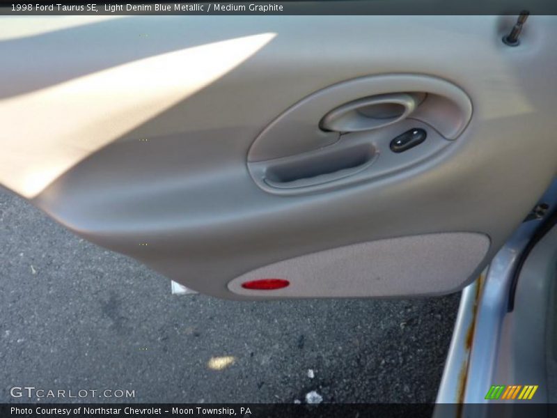 Light Denim Blue Metallic / Medium Graphite 1998 Ford Taurus SE