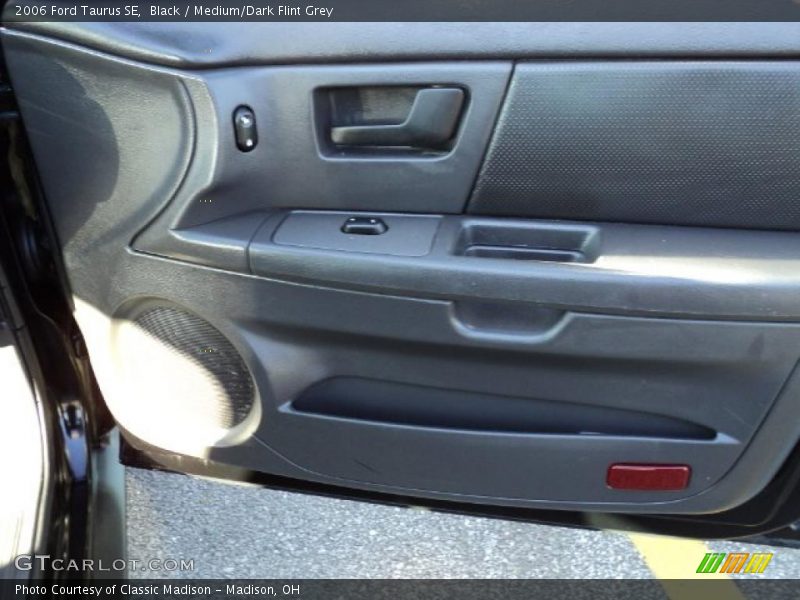 Black / Medium/Dark Flint Grey 2006 Ford Taurus SE