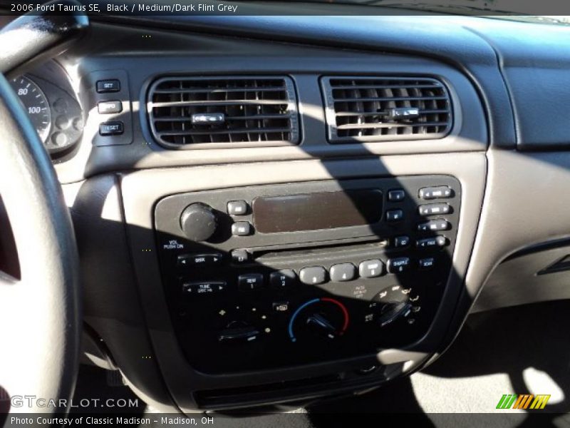 Black / Medium/Dark Flint Grey 2006 Ford Taurus SE
