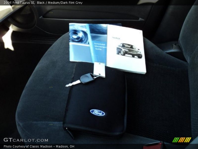 Black / Medium/Dark Flint Grey 2006 Ford Taurus SE