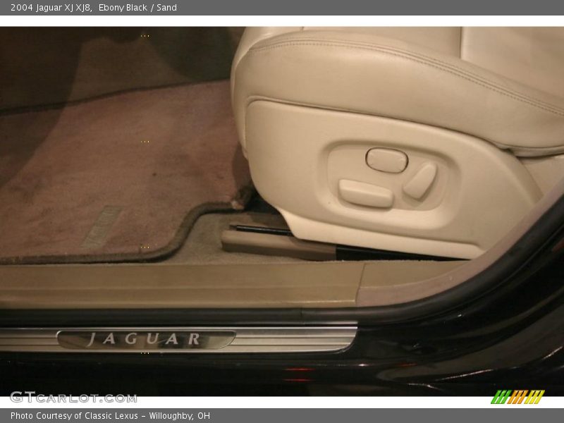 Ebony Black / Sand 2004 Jaguar XJ XJ8
