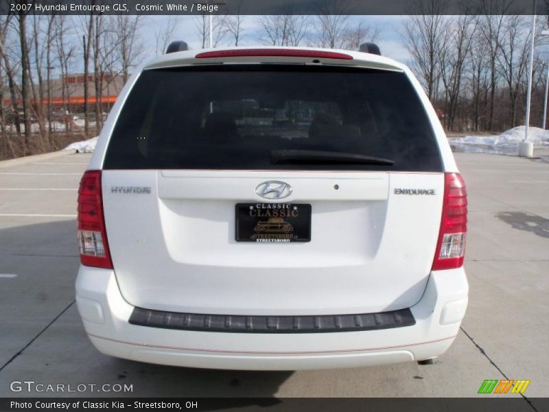 Cosmic White / Beige 2007 Hyundai Entourage GLS