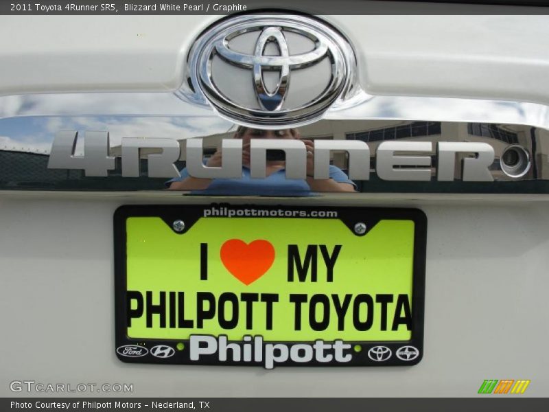 Blizzard White Pearl / Graphite 2011 Toyota 4Runner SR5