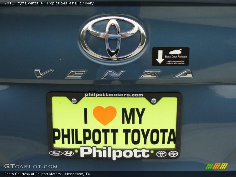 Tropical Sea Metallic / Ivory 2011 Toyota Venza I4